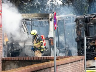 Mehrere Busse brannten komplett aus.
