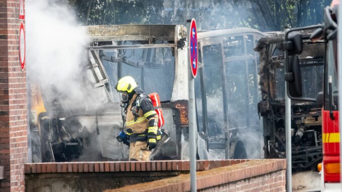 Mehrere Busse in Schenefeld in Flammen Mehrere Busse brannten komplett aus.