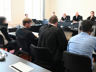 Das Gericht verurteilt die Angeklagten wegen gefährlicher Körperverletzung, aber nicht wegen versuchten Totschlags, wie es die Staatsanwaltschaft wollte.