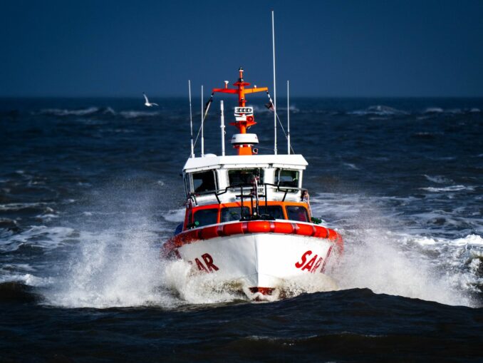 Seenotretter waren am Pfingstsonntag bei einer Regatta auf der Kieler Förde im Einsatz. (Symbolbild)