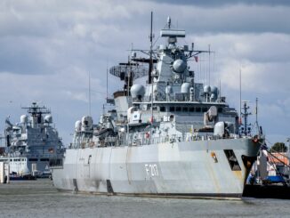 Aktivisten haben in Kiel an der Fregatte «Bayern» gegen Aufrüstung demonstriert. (Symbolfoto)