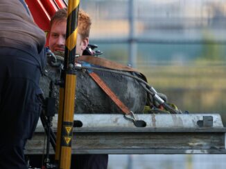 Die entschärfte 250-Kilo-Bombe britischer Herkunft wird zum Abtransport auf das Fahrzeug des Kampfmittelräumdienstes verladen.