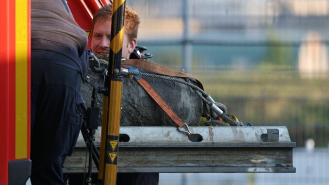 250-Kilo-Bombe im Hamburger Hafen entschärft Die entschärfte 250-Kilo-Bombe britischer Herkunft wird zum Abtransport auf das Fahrzeug des Kampfmittelräumdienstes verladen.