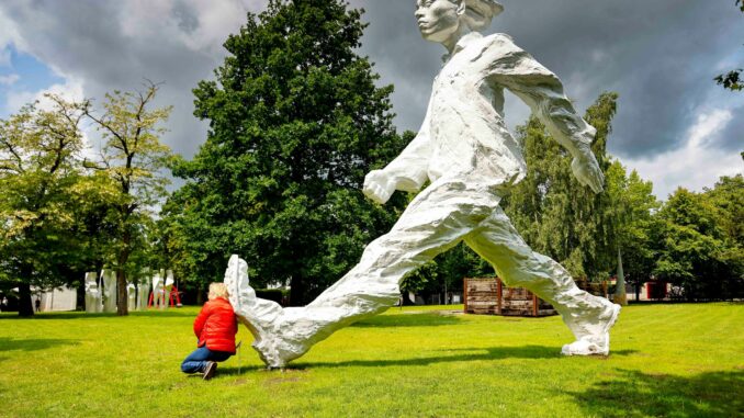 Auftakt der NordArt 2025 Diese Skulptur gehört zu den Highlights der NordArt.