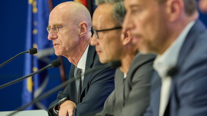 Polizei-PK zu Haftbefehl wegen Mordverdacht im Internet Die Polizei nahm einen 20-Jährigen wegen Mordverdachts fest.