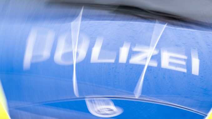 Polizeiwagen Die Polizei hat ein Reihenhaus gestürmt. Es bestand der Verdacht einer Freiheitsberaubung, wie ein Sprecher der Polizei sagte. (Symbolbild)