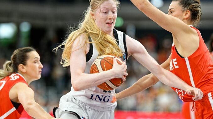 Frieda Bühner (M) Frieda Bühner (M) und die deutschen Basketballerinnen würden sich über einen Besuch von Dirk Nowitzki freuen.
