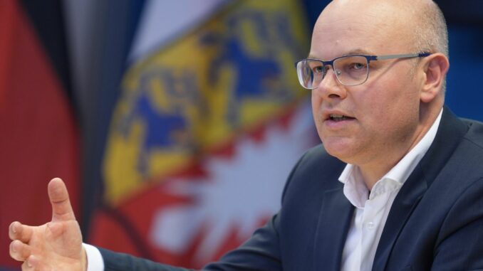 Schleswig-Holsteins Umweltminister Tobias Goldschmidt Goldschmidt unterstützt Ausnahmegenehmigung für Abschuss von Goldschakal. (Archivfoto)