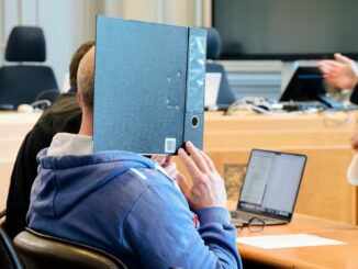 Ein 53-Jähriger muss sich in Kiel für den Doppelmord verantworten.