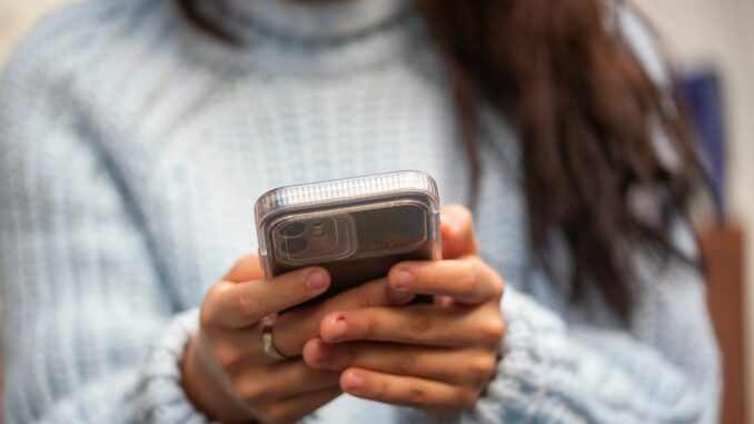 Smartphone Wenn Menschen sagen, sie vermeiden aktiv die Nachrichten, heißt das nicht, dass sie überhaupt keine Nachrichten mehr nutzen. (Archivbild)