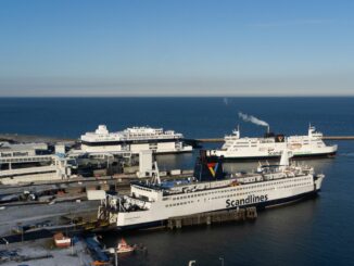 Fähren verkehren am Hafen von Puttgarden auf der Insel Fehmarn. (Archivbild)