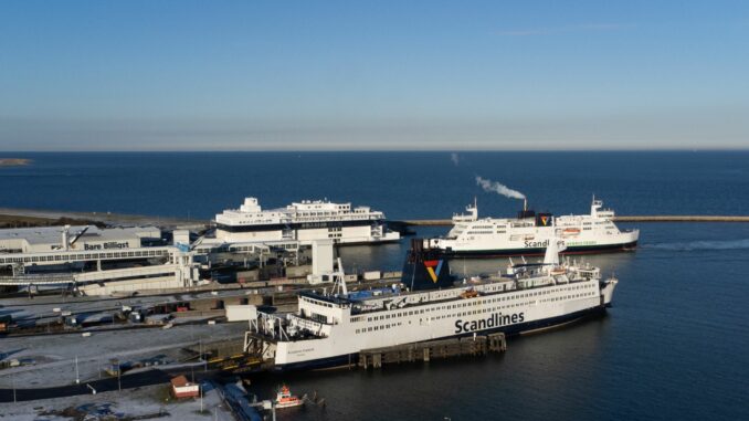 Puttgarden Fähren verkehren am Hafen von Puttgarden auf der Insel Fehmarn. (Archivbild)
