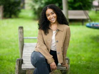 Schauspielerin Féréba Koné tut sich schwer mit der Karnevalsbegeisterung in Köln.
