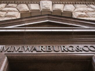 Die Hamburger Privatbank Warburg plant einen Stellenabbau. (Archivbild)