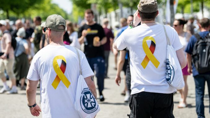 Nationaler Veteranentag - Berlin Mit gelber Schleife auf dem Veteranentag. Das Symbol erinnert an die Gefallenen und Verwundeten der Einsätze.