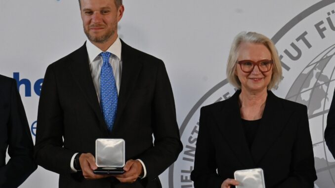Verleihung des Weltwirtschaftlichen Preises Monika Schnitzer und Gabrielius Landsbergis nahmen im Landeshaus den Weltwirtschaftlichen Preis entgegen.