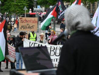 550 Menschen haben nach Polizeiangaben vor dem Rathaus gegen den Krieg im Gazastreifen demonstriert.
