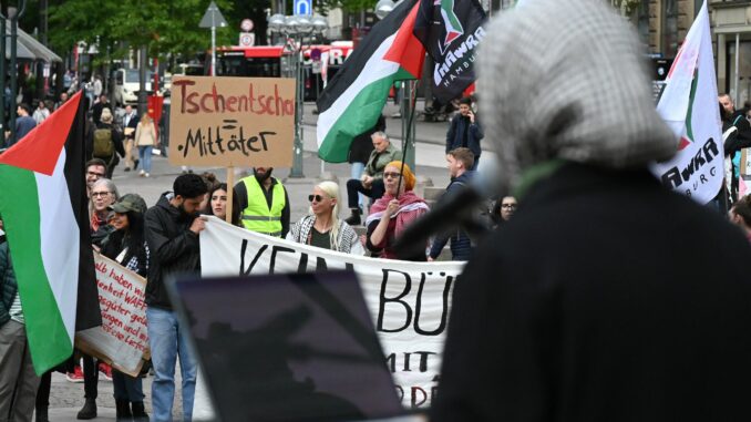Kundgebung gegen Krieg in Gaza in Hamburg 550 Menschen haben nach Polizeiangaben vor dem Rathaus gegen den Krieg im Gazastreifen demonstriert.