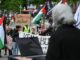 550 Menschen haben nach Polizeiangaben vor dem Rathaus gegen den Krieg im Gazastreifen demonstriert.