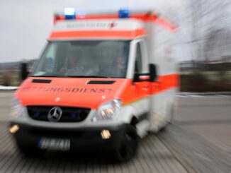 Der Mann wurde umgehend in ein Krankenhaus eingeliefert. (Symbolbild)