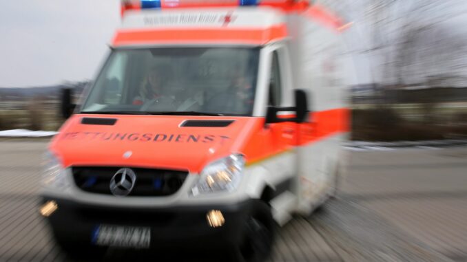 Rettungsdienst Der Mann wurde umgehend in ein Krankenhaus eingeliefert. (Symbolbild)