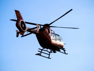 Ein Kitesurfer ist bei einem Unfall auf Fehmarn lebensgefährlich verletzt worden. Er wurde mit einem Rettungshubschrauber in eine Klinik geflogen.