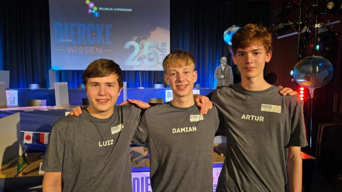 Bundesfinale Diercke Wissen Geographiewettbewerb Echte Auskenner in Sachen Erdkunde: Luiz Loewenstein aus Hamburg (Platz 3, l-r), Damian Schillinger aus Baden-Württemberg (Platz 1) und Artur Richter aus Sachsen (Platz 2).