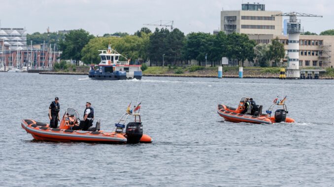 Entschärfung einer britischen Fliegerbombe Von einer Bombenentschärfung in Kiel war auch der Schiffsverkehr betroffen.