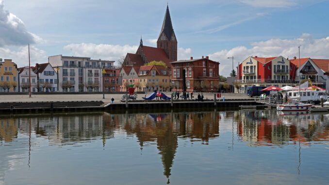 Durchwachsenes Wetter im Norden Hafen von Barth. Der Pfingstmontag bleibt im Norden wechselhaft mit Schauern, Gewittern und frischen Temperaturen. Doch ab Mittwoch kehrt die Sonne zurück – und bringt bis zu 25 Grad. (Symbolbild)