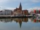 Hafen von Barth. Der Pfingstmontag bleibt im Norden wechselhaft mit Schauern, Gewittern und frischen Temperaturen. Doch ab Mittwoch kehrt die Sonne zurück – und bringt bis zu 25 Grad. (Symbolbild)