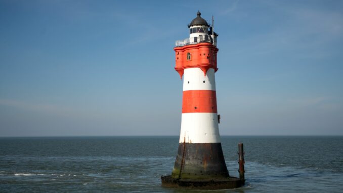 Neuer Standort für Leuchtturm «Roter Sand» gesucht Mit Hooksiel, Fedderwardersiel, Wilhelmshaven und Bremerhaven bewerben sich vier Tourismusorte als neuer Standort für den maroden, denkmalgeschützten Leuchtturm «Roter Sand». (Archivbild)