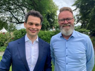 Der maritime Koordinator der Bundesregierung, Christoph Ploß (l), traf in Kiel Schleswig-Holsteins Wirtschaftsminister Claus Ruhe Madsen (CDU).