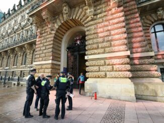 Wegen gemeinschaftlicher Sachbeschädigung am Hamburger Rathaus muss ein 26 Jahre alter Aktivist der Letzten Generation eine Geldstrafe in Höhe von 2.100 Euro bezahlen. (Archivbild)