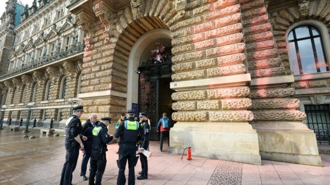 Wegen gemeinschaftlicher Sachbeschädigung am Hamburger Rathaus muss ein 26 Jahre alter Aktivist der Letzten Generation eine Geldstrafe in Höhe von 2.100 Euro bezahlen. (Archivbild)