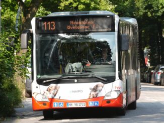 Ein Linienbus der Hamburger Hochbahn ist in ein Bushaltestellenhäuschen gefahren (Symbolbild)