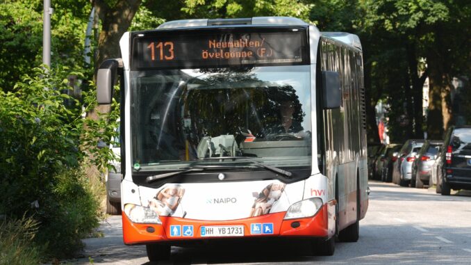 Linienbus der Hochbahn Ein Linienbus der Hamburger Hochbahn ist in ein Bushaltestellenhäuschen gefahren (Symbolbild)