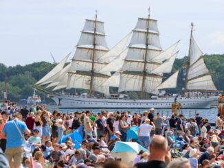 Rund 170.000 Menschen haben die Windjammerparade der Kieler Woche verfolgt.