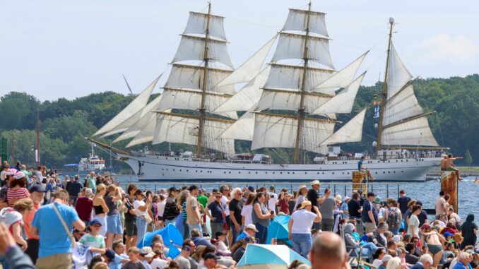 Fortsetzung Kieler Woche mit Windjammerparade Rund 170.000 Menschen haben die Windjammerparade der Kieler Woche verfolgt.