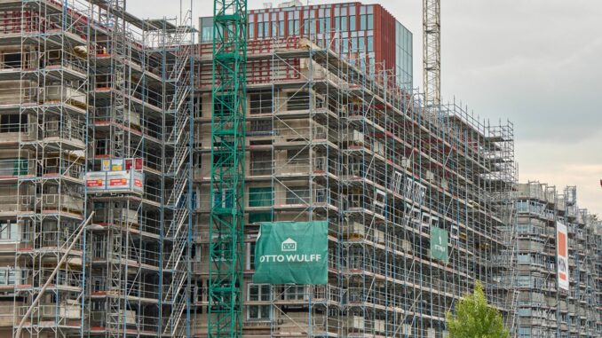 Baustelle in Hamburg Kostenreduziertes Bauen ist nach Ansicht der norddeutschen Länder ein wichtiges Instrument, um der Krise auf dem Wohnungsmarkt zu begegnen. (Archivbild)