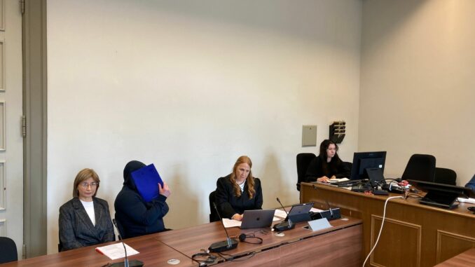 Prozess um nächtlichen Überfall auf Seniorin in Hamburg Der Angeklagte legte zu Beginn des Prozesses ein Geständnis ab, das seine Verteidigerin verlas.