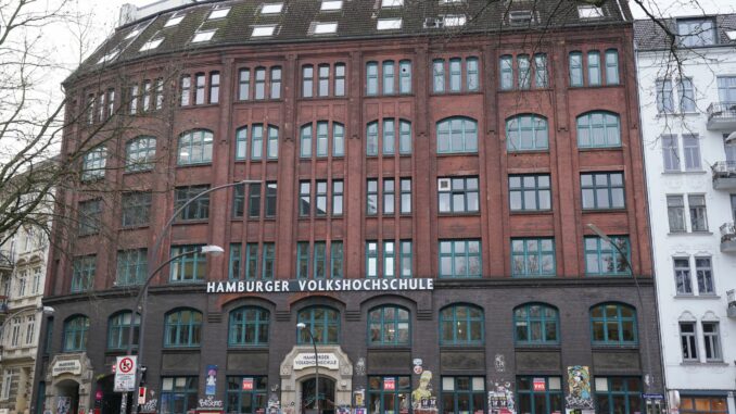 Rekordjahr für Hamburger Volkshochschule Mehr als 113.000 Menschen haben im vergangenen Jahr einen Kurs der Hamburger Volkshochschulen besucht. (Archivbild)