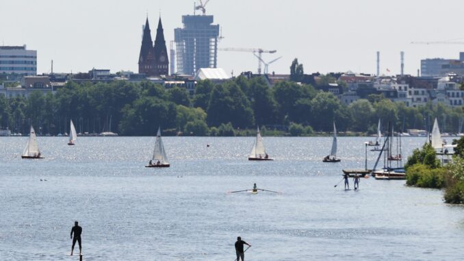 Sonne in Hamburg Am Wochenende wird es stellenweise richtig heiß in Deutschland - auch in Hamburg. (Archivfoto)