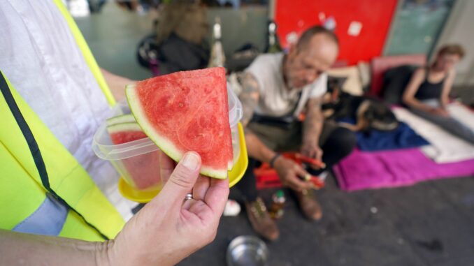 Hitze im in Deutschland - Hamburg Kältebus für Obdachlose Es wird heiß in Hamburg, vor allem für obdachlose Menschen. (Archivbild)