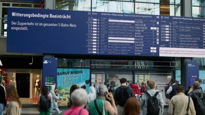 Sturm in Berlin - S-Bahn-Verkehr ausgesetzt In Berlin stand der S-Bahn-Verkehr über Stunden still.