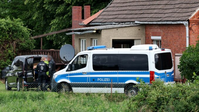 Razzia in Mecklenburg-Vorpommern im Reichsbürgermilieu Auf Veranlassung der Generalstaatsanwaltschaft in Hamburg wurde im Landkreis Rostock ein Haus durchsucht, dessen Besitzer möglicherweise Anhänger der Reichsbürgerszene ist.