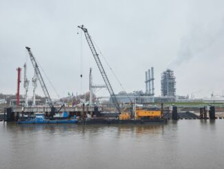Das LNG-Terminalschiff «Energos Force», das das Flüssiggas am Standort Stade einspeisen soll, ist auf dem Weg nach Gibraltar.