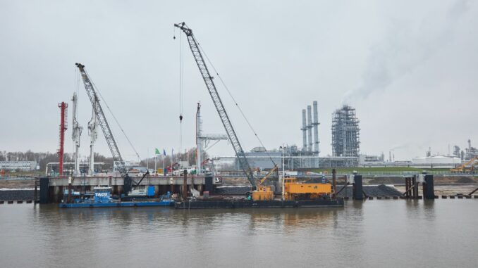 Anleger am Stader LNG-Terminal Das LNG-Terminalschiff «Energos Force», das das Flüssiggas am Standort Stade einspeisen soll, ist auf dem Weg nach Gibraltar.