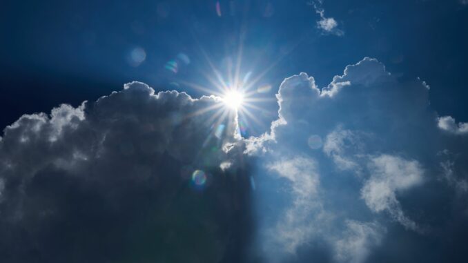 Sonne und Wolken In der kommenden Woche ist mit etwas milderen Temperaturen zu rechnen. (Symbolbild)