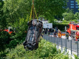 Die Feuerwehr barg das Auto mit einem Kran.