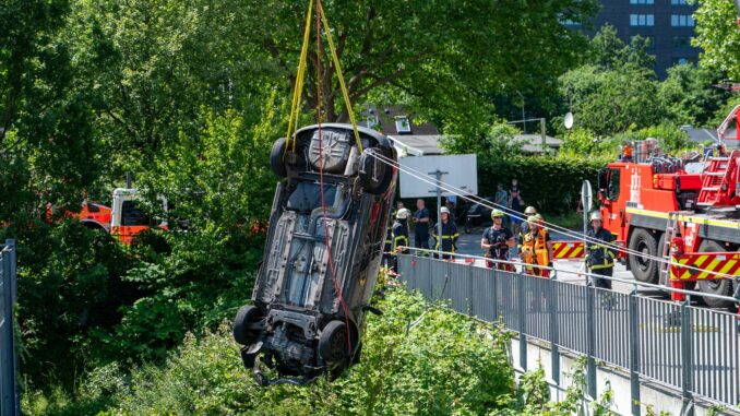 Auto stürzt aus Parkhaus fünf Meter in Tiefe Die Feuerwehr barg das Auto mit einem Kran.